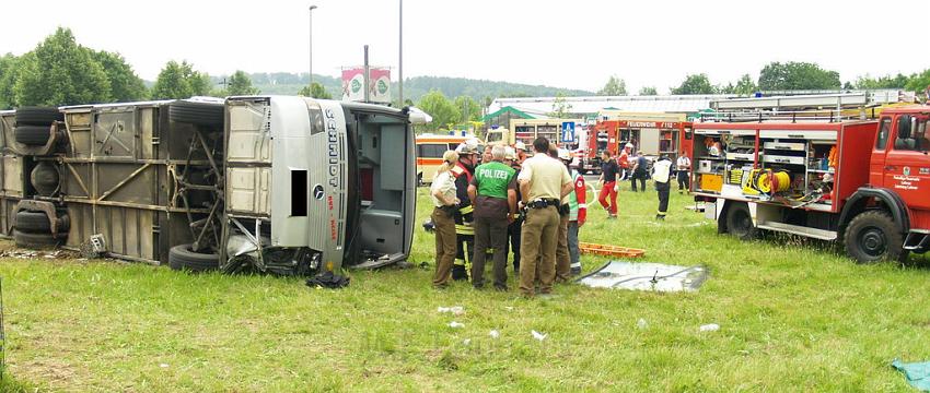 Schwerer Unfall mit Reisebus Lohmar Donrather Dreieck P421.JPG